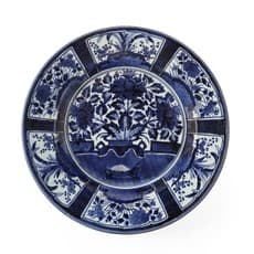 A Japanese Edo period export porcelain charger